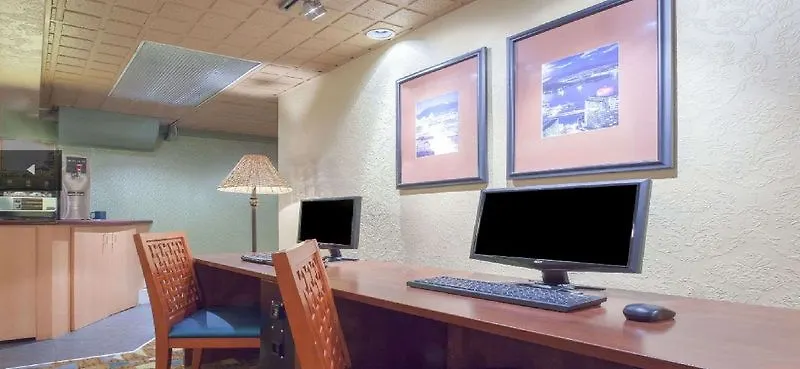 Howard Johnson By Wyndham Vancouver Downtown Hotel